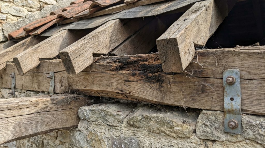 découvrez le rôle essentiel de la panne sablière, ses méthodes de fixation et comment prévenir les problèmes courants comme le pourrissement et le glissement pour assurer la solidité de votre toiture.