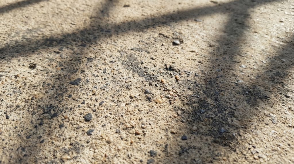 découvrez la technique du béton grenaillé, une finition idéale pour obtenir un sol antidérapant, durable et esthétiquement réussi.