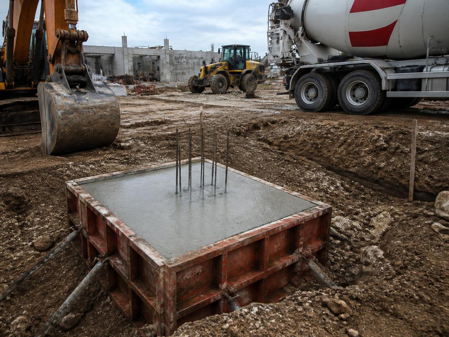 découvrez les avantages et les limites des fondations sur plots béton : pour quels types de projets sont-elles adaptées et quelles précautions respecter pour garantir la solidité de votre construction.