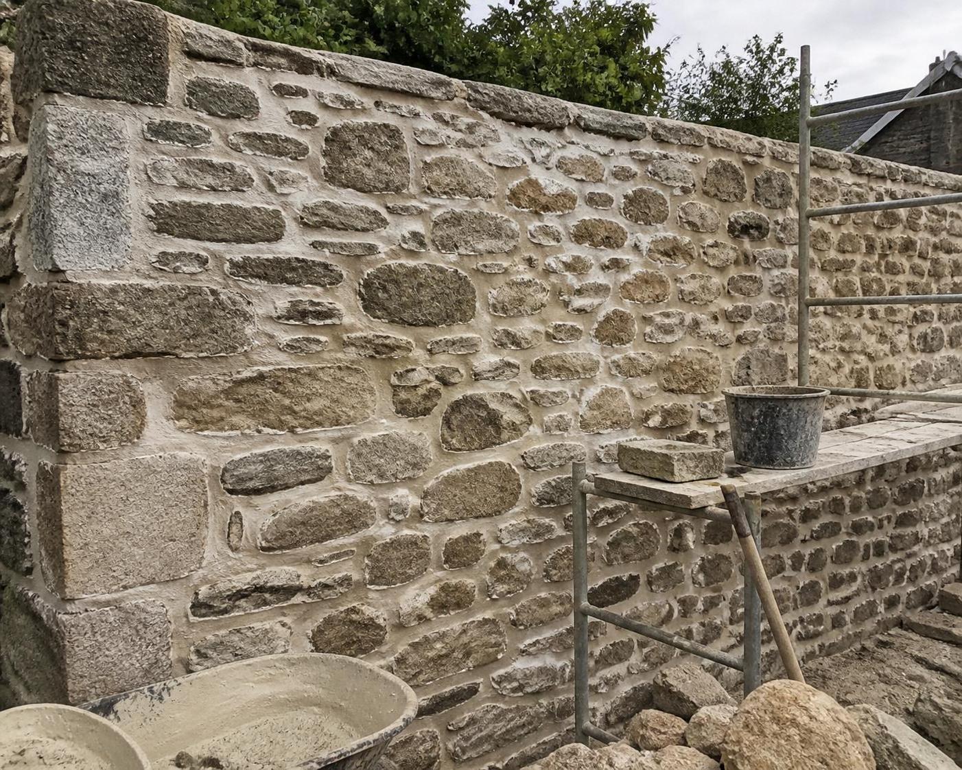 découvrez le charme authentique des murs en moellon de pierre et apprenez les bonnes pratiques pour les restaurer avec soin et respect des matériaux traditionnels.