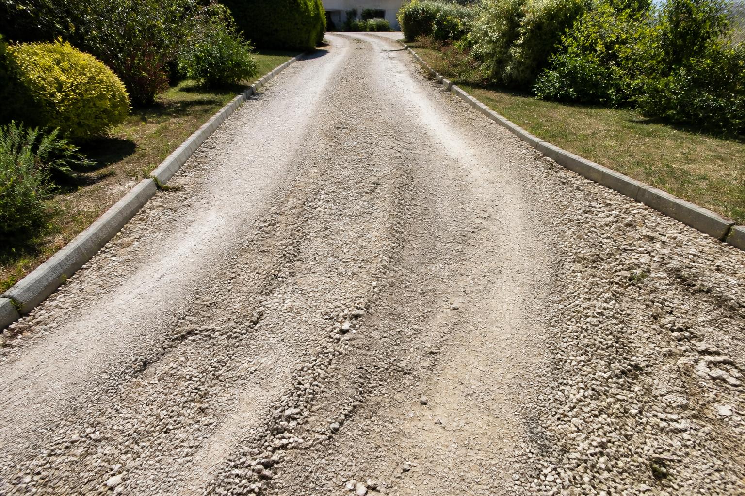 découvrez si réaliser une allée carrossable en gravier sans stabilisateur est une bonne idée ou une source de problèmes. conseils et astuces pour réussir votre projet sans galère.